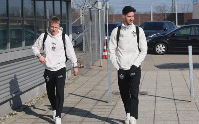 Stuttgart , Abflug VfB Stuttgart zum Europa League Spiel in Porto , von links: Chris Führich Atakan Karazor
