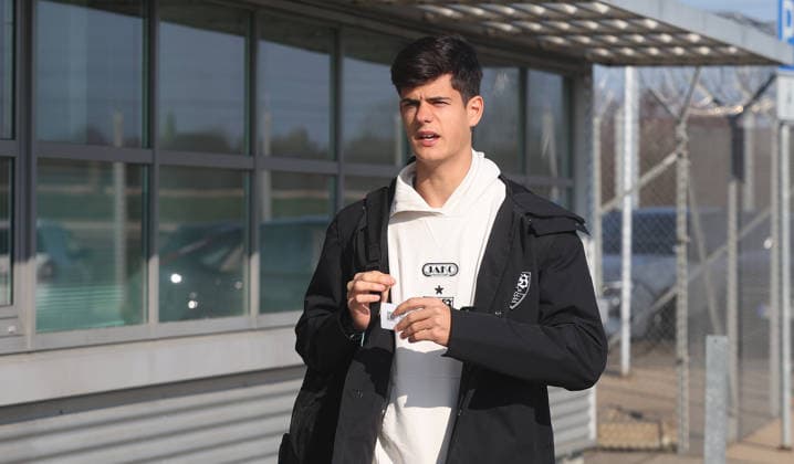 Stuttgart , Abflug VfB Stuttgart zum Europa League Spiel in Porto , Chema Andres
