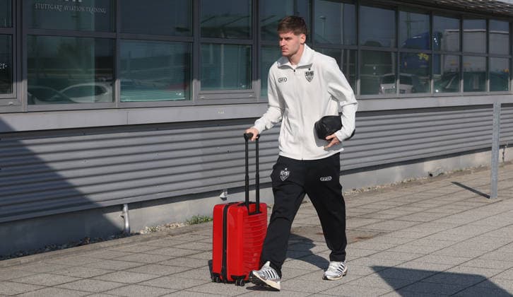 Stuttgart , Abflug VfB Stuttgart zum Europa League Spiel in Porto , Ramon Hendriks