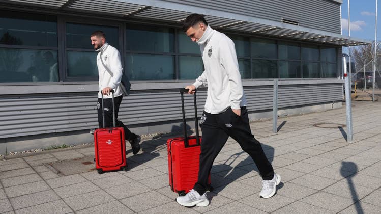 Stuttgart , Abflug VfB Stuttgart zum Europa League Spiel in Porto , von links: Jeff Chabot Bilal El Khannouss