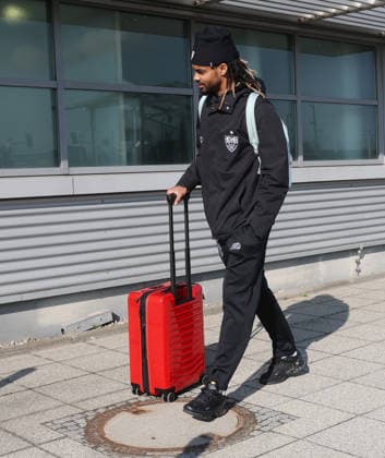 Stuttgart , Abflug VfB Stuttgart zum Europa League Spiel in Porto , Lorenz Assignon