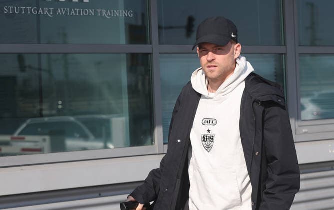 Stuttgart , Abflug VfB Stuttgart zum Europa League Spiel in Porto , Maximilian Mittelstädt