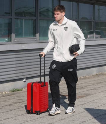 Stuttgart , Abflug VfB Stuttgart zum Europa League Spiel in Porto , Ramon Hendriks