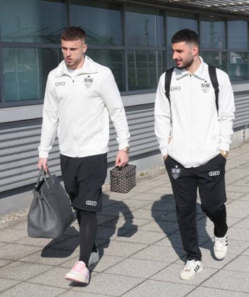 Stuttgart , Abflug VfB Stuttgart zum Europa League Spiel in Porto , von links: Ermedin Demirovic Deniz Undav