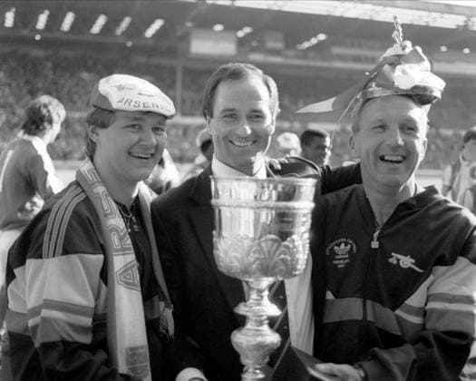 Arsenal V Liverpool, Littlewoods League Cup Final Gary Lewin, George Graham of Arsenal and Theo Foley celebrating with trophy after the match between Arsenal and Liverpool at Wembley Stadium on May 5, 1987 in London, England. London Wembley Stadium England United Kingdom Copyright: xAllstarxPicturexLibraryxLtdx