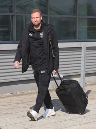 Stuttgart , Abflug VfB Stuttgart zum Europa League Spiel in Porto , Sebastian Hoeneß