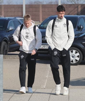 Stuttgart , Abflug VfB Stuttgart zum Europa League Spiel in Porto , von links: Chris Führich Atakan Karazor