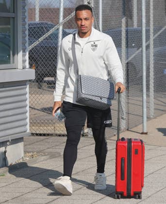 Stuttgart , Abflug VfB Stuttgart zum Europa League Spiel in Porto , Jamie Leweling