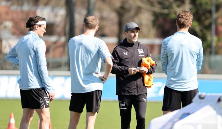 Trainer Stefan Leitl redet mit Fabian Reese, Marten Winkler, Marton Dardai Aktion Oberkörper Fußball Fussball Saison 2025 2026 2. Bundesliga Herren DFL 18.03.2026 Training Hertha BSC Berlin DFL regulations prohibit any use of photographs as image sequences and or quasi-video.