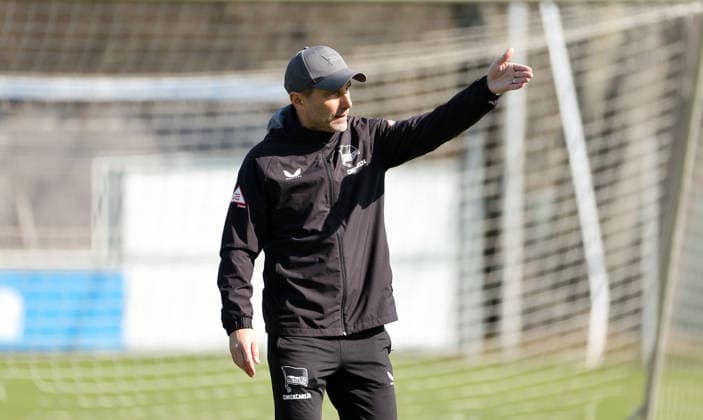 Trainer Stefan Leitl zeigend, gestikulierend Aktion Oberkörper Fußball Fussball Saison 2025 2026 2. Bundesliga Herren DFL 18.03.2026 Training Hertha BSC Berlin DFL regulations prohibit any use of photographs as image sequences and or quasi-video.