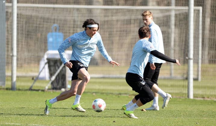 Fabian Reese, Michal Karbownik Zweikampf Spielszene Aktion Fußball Fussball Saison 2025 2026 2. Bundesliga Herren DFL 18.03.2026 Training Hertha BSC Berlin DFL regulations prohibit any use of photographs as image sequences and or quasi-video.