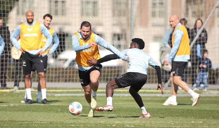 Paul Seguin, Boris Mamuzah Lum Zweikampf Spielszene Aktion Fußball Fussball Saison 2025 2026 2. Bundesliga Herren DFL 18.03.2026 Training Hertha BSC Berlin DFL regulations prohibit any use of photographs as image sequences and or quasi-video.