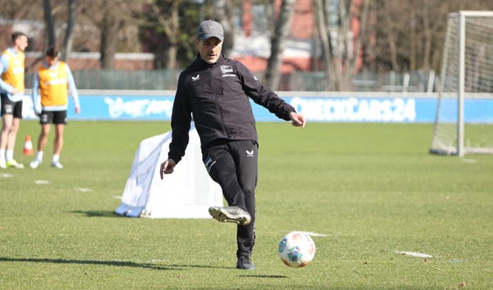 Trainer Stefan Leitl am Ball Einzelbild Freisteller Aktion Fußball Fussball Saison 2025 2026 2. Bundesliga Herren DFL 18.03.2026 Training Hertha BSC Berlin DFL regulations prohibit any use of photographs as image sequences and or quasi-video.