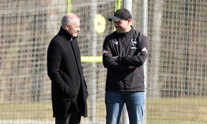 Geschäftsführer Dr. Peter Görlich redet mit Sportdirektor Benjamin Weber Fußball Fussball Saison 2025 2026 2. Bundesliga Herren DFL 18.03.2026 Training Hertha BSC Berlin DFL regulations prohibit any use of photographs as image sequences and or quasi-video.