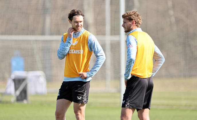 Pascal Klemens redet mit Marton Dardai Aktion Oberkörper Fußball Fussball Saison 2025 2026 2. Bundesliga Herren DFL 18.03.2026 Training Hertha BSC Berlin DFL regulations prohibit any use of photographs as image sequences and or quasi-video.