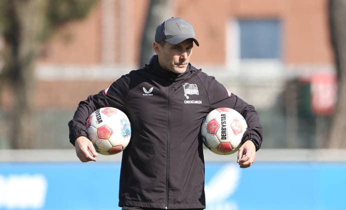 Trainer Stefan Leitl mit Bällen unter dem Arm Aktion Oberkörper Fußball Fussball Saison 2025 2026 2. Bundesliga Herren DFL 18.03.2026 Training Hertha BSC Berlin DFL regulations prohibit any use of photographs as image sequences and or quasi-video.