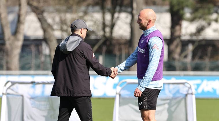 Trainer Stefan Leitl klatscht ab mit John Anthony Brooks Fußball Fussball Saison 2025 2026 2. Bundesliga Herren DFL 18.03.2026 Training Hertha BSC Berlin DFL regulations prohibit any use of photographs as image sequences and or quasi-video.
