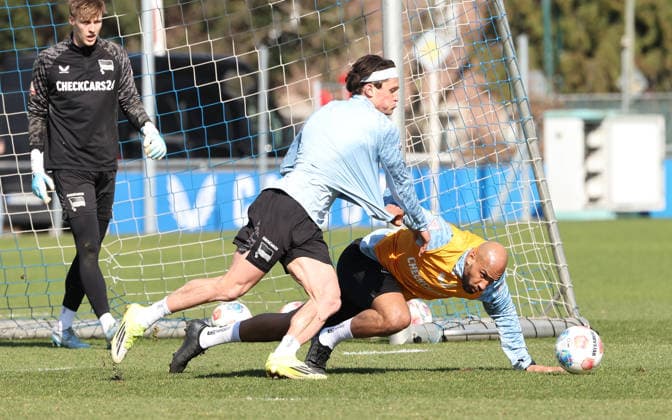 Fabian Reese, John Anthony Brooks Zweikampf Spielszene Aktion Fußball Fussball Saison 2025 2026 2. Bundesliga Herren DFL 18.03.2026 Training Hertha BSC Berlin DFL regulations prohibit any use of photographs as image sequences and or quasi-video.