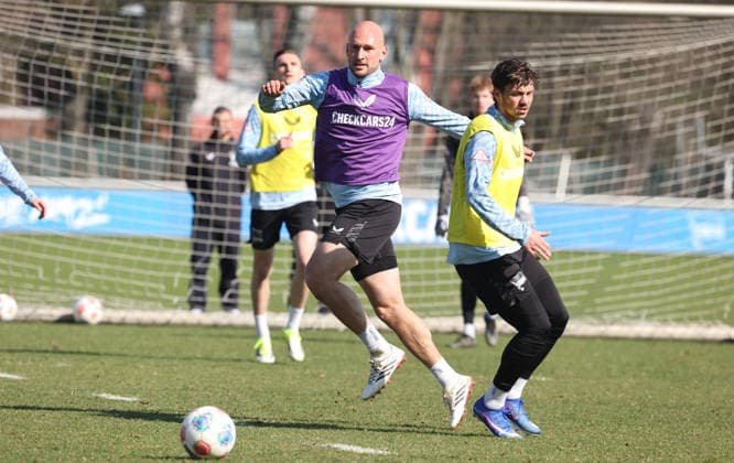 Toni Leistner am Ball Zweikampf Spielszene Aktion Fußball Fussball Saison 2025 2026 2. Bundesliga Herren DFL 18.03.2026 Training Hertha BSC Berlin DFL regulations prohibit any use of photographs as image sequences and or quasi-video.