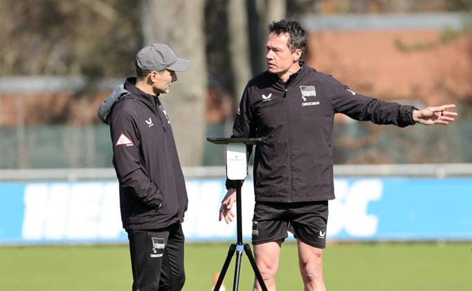 Trainer Stefan Leitl redet mit Fitnesstrainer Henrik Kuchno Fußball Fussball Saison 2025 2026 2. Bundesliga Herren DFL 18.03.2026 Training Hertha BSC Berlin DFL regulations prohibit any use of photographs as image sequences and or quasi-video.