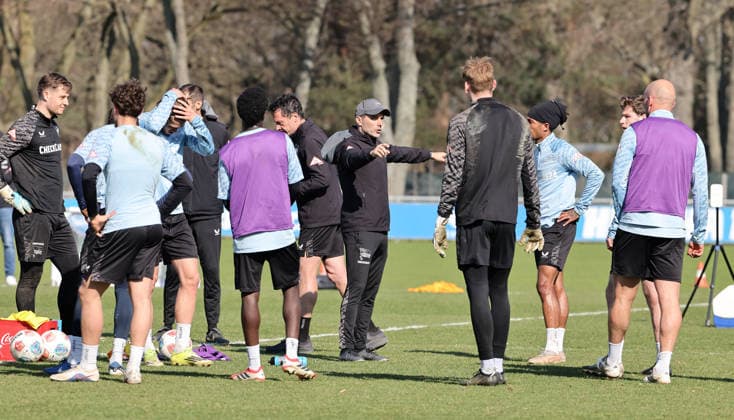Trainer Stefan Leitl redet mit der Mannschaft Fußball Fussball Saison 2025 2026 2. Bundesliga Herren DFL 18.03.2026 Training Hertha BSC Berlin DFL regulations prohibit any use of photographs as image sequences and or quasi-video.