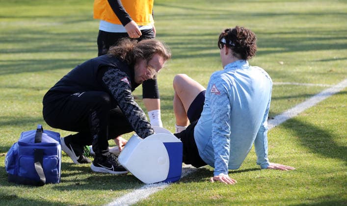 Fabian Reese wird angeschlagen behamdelt Fußball Fussball Saison 2025 2026 2. Bundesliga Herren DFL 18.03.2026 Training Hertha BSC Berlin DFL regulations prohibit any use of photographs as image sequences and or quasi-video.