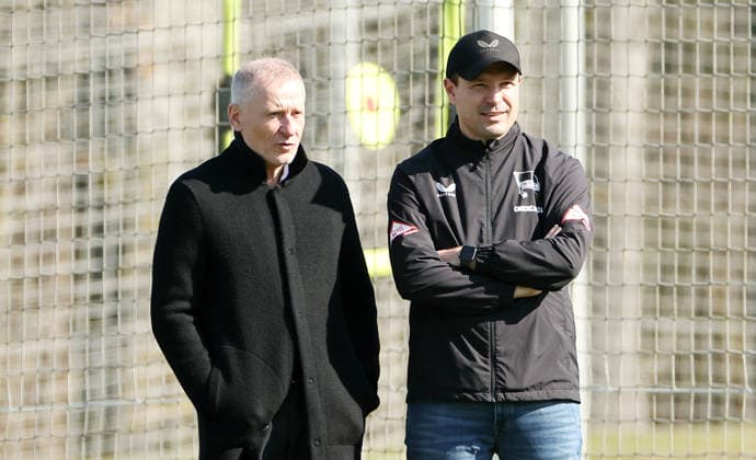 Geschäftsführer Dr. Peter Görlich redet mit Sportdirektor Benjamin Weber Fußball Fussball Saison 2025 2026 2. Bundesliga Herren DFL 18.03.2026 Training Hertha BSC Berlin DFL regulations prohibit any use of photographs as image sequences and or quasi-video.