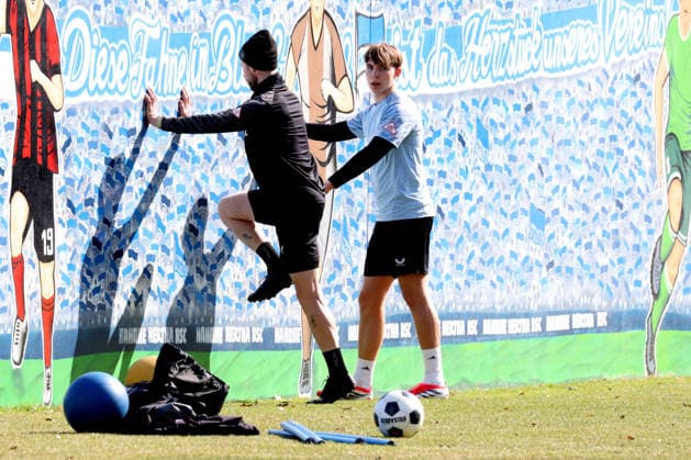 DEU, DFL, 2. FBL Hertha BSC, Training, 18.03.2026, Sportforum, Berlin, DEU, DFL, 2. FBL Hertha BSC, Training, im Bild Kennet Eichhorn (Hertha BSC Berlin 23), Fitnesstrainer Hendrik Vieth (Hertha BSC) DFL - regulations prohibit any use of Photographs as image sequences and or quasi-video