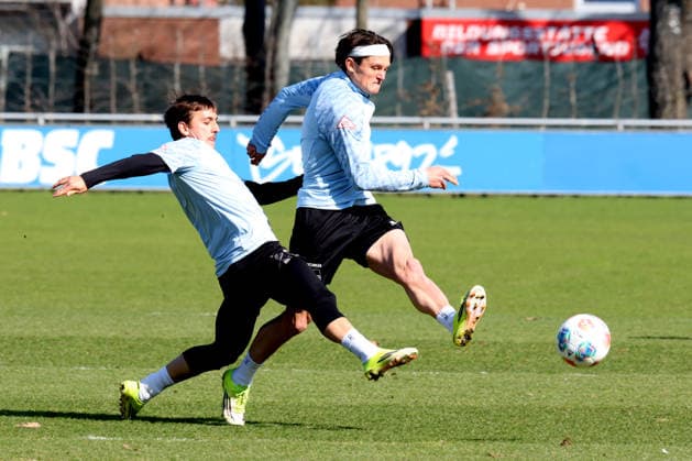 DEU, DFL, 2. FBL Hertha BSC, Training, 18.03.2026, Sportforum, Berlin, DEU, DFL, 2. FBL Hertha BSC, Training, im Bild Fabian Reese (Hertha BSC Berlin 11), Michal Karbownik (Hertha BSC Berlin 33) DFL - regulations prohibit any use of Photographs as image sequences and or quasi-video