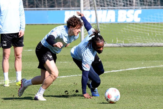 DEU, DFL, 2. FBL Hertha BSC, Training, 18.03.2026, Sportforum, Berlin, DEU, DFL, 2. FBL Hertha BSC, Training, im Bild Maurice Krattenmacher (Hertha BSC Berlin 14), Deyovaisio Zeefuik (Hertha BSC Berlin 42) DFL - regulations prohibit any use of Photographs as image sequences and or quasi-video