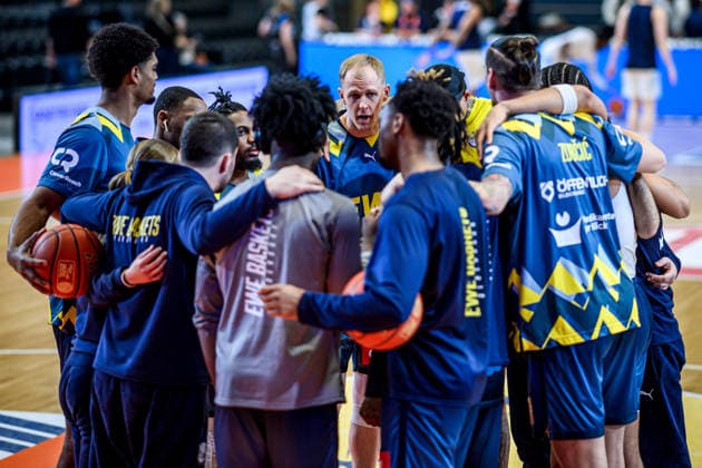 easycredit BBL Basketball Bundesliga 2025 2026 21. Spieltag Nachholspiel 18.03.2026 Science City Jena vs EWE Baskets Oldenburg Mitte: Seth Hinrichs (Oldenburg) spricht zur Mannschaft, schwört ein Sparkassen Arena