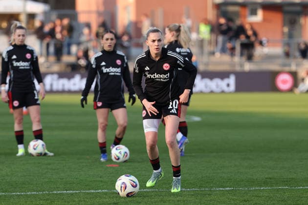 FBL - Frauen-Bundesliga Eintracht Frankfurt and TSG Hoffenheim warm-Up Laura Freigang (Eintracht Frankfurt) is playing with a bandag during the Google Pixel Frauen Bundesliga match between Eintracht Frankfurt and TSG Hoffenheim on March 18, 2026, at Stadion am Brentanobad in Frankfurt am Main, Germany Copyright: JoaquimxFerreira