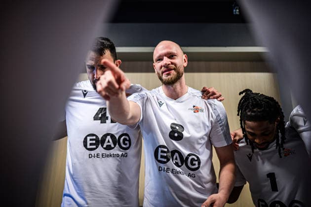 easycredit BBL Basketball Bundesliga 2025 2026 21. Spieltag Nachholspiel 18.03.2026 Science City Jena vs EWE Baskets Oldenburg Robin Christen (Jena) mit dem Team vor Spielbeginn, zeigt motiviert auf seine Mitspieler Sparkassen Arena