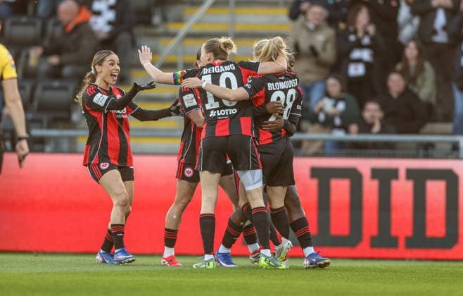 GER, Frankfurt, Eintracht Frankfurt vs TSG Hoffenheim, Google Pixel Bundesliga, Fussball, DFB, Spielzeit 2025 2026, Stadion am Brentanobad, 15. Spieltag im Bild: Rebecka Blomqvist (Eintracht Frankfurt Frauen 28) erzielt das 1:0, Tor, Jubel und Freude, Emotionen, Laura Freigang (Eintracht Frankfurt Frauen 10), Ereleta Memeti (Eintracht Frankfurt Frauen 27) DFB DFL REGULATIONS PROHIBIT ANY USE OF PHOTOGRAPHS AS IMAGE SEQUENCES AND OR QUASI-VIDEO, 18.03.2026 Copyright: HMBxMedia HendrikxHamelau