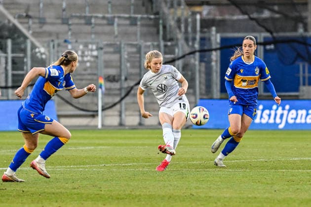 Fußball I Frauen I Saison 2025-2026 I Bundesliga I 15. Spieltag I FC Carl Zeiss Jena - VfL Wolfsburg I 18.03.2026 Justine Kielland (18, VfL Wolfsburg) spielt den Ball zwischen Nike Andersson (6, FC Carl Zeiss Jena) und Rieke Tietz (17, FC Carl Zeiss Jena) Jena Ernst-Abbe-Sportfeld, ad hoc Arena Thüringen Deutschland Copyright: xLobeca InesxHähnelx