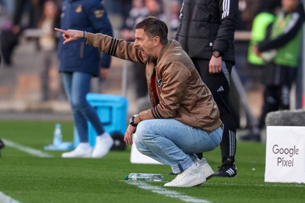 FBL - Frauen-Bundesliga Eintracht Frankfurt and TSG Hoffenheim headcoach Niko Arnautis (Eintracht Frankfurt) gestures, gives instructions, gesticulate during the Google Pixel Frauen Bundesliga match between Eintracht Frankfurt and TSG Hoffenheim on March 18, 2026, at Stadion am Brentanobad in Frankfurt am Main, Germany Copyright: JoaquimxFerreira