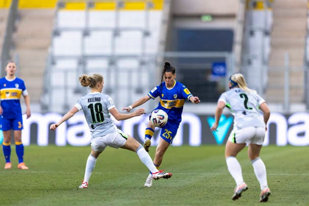 Google Pixel Frauen-Bundesliga: FC Carl Zeiss Jena vs. VfL Wolfsburg; Jena; 18.03.2026 Noemi Gentile ( 25; FC Carl Zeiss Jena) gegen Justine Kielland ( 18; VfL Wolfsburg) Google Pixel Frauen-Bundesliga: FC Carl Zeiss Jena vs. VfL Wolfsburg; ad hoc arena im Ernst-Abbe-Sportfeld; 18.03.2026 DFB REGULATIONS PROHIBIT ANY USE OF PHOTOGRAPHS AS IMAGE SEQUENCES AND OR QUASI-VIDEO. Copyright: xBEAUTIFULxSPORTS Duehringx