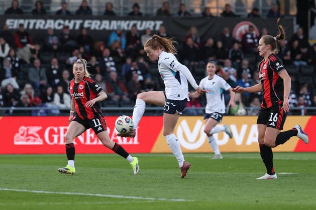 FBL - Frauen-Bundesliga Eintracht Frankfurt and TSG Hoffenheim Nikee van Dijk (TSG Hoffenheim), Martthine Ostenstad (Eintracht Frankfurt) in action, with the ball during the Google Pixel Frauen Bundesliga match between Eintracht Frankfurt and TSG Hoffenheim on March 18, 2026, at Stadion am Brentanobad in Frankfurt am Main, Germany Copyright: JoaquimxFerreira