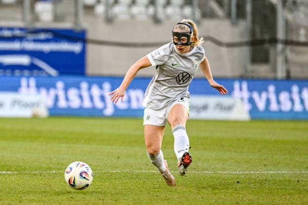 Fußball I Frauen I Saison 2025-2026 I Bundesliga I 15. Spieltag I FC Carl Zeiss Jena - VfL Wolfsburg I 18.03.2026 Thea Bjelde (2, VfL Wolfsburg) spielt den Ball Freisteller, Nahaufnahme, Porträt, Portrait, Einzelfoto, Einzelbild, Körper Jena Ernst-Abbe-Sportfeld, ad hoc Arena Thüringen Deutschland Copyright: xLobeca InesxHähnelx