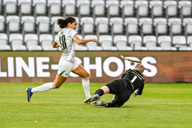 Fußball I Frauen I Saison 2025-2026 I Bundesliga I 15. Spieltag I FC Carl Zeiss Jena - VfL Wolfsburg I 18.03.2026 Cora Zicai (28, VfL Wolfsburg) sorgt bereits in der Anfangsminute für Torgefahr und prüft Jasmin Janning (1, FC Carl Zeiss Jena) Jena Ernst-Abbe-Sportfeld, ad hoc Arena Thüringen Deutschland Copyright: xLobeca InesxHähnelx