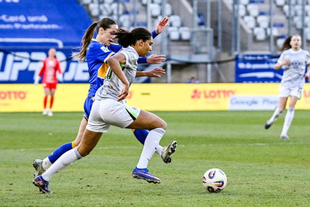 Fußball I Frauen I Saison 2025-2026 I Bundesliga I 15. Spieltag I FC Carl Zeiss Jena - VfL Wolfsburg I 18.03.2026 Zweikampf Rieke Tietz (17, FC Carl Zeiss Jena) gegen Cora Zicai (28, VfL Wolfsburg) Jena Ernst-Abbe-Sportfeld, ad hoc Arena Thüringen Deutschland Copyright: xLobeca InesxHähnelx