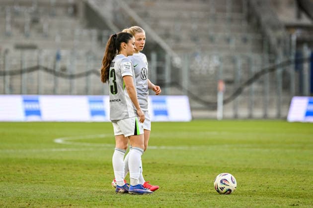 Fußball I Frauen I Saison 2025-2026 I Bundesliga I 15. Spieltag I FC Carl Zeiss Jena - VfL Wolfsburg I 18.03.2026 Judit Pujols Parera (33, VfL Wolfsburg) und Justine Kielland (18, VfL Wolfsburg) stehen für den Freistoß bereit Jena Ernst-Abbe-Sportfeld, ad hoc Arena Thüringen Deutschland Copyright: xLobeca InesxHähnelx