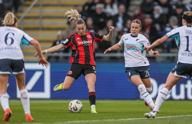 GER, Frankfurt, Eintracht Frankfurt vs TSG Hoffenheim, Google Pixel Bundesliga, Fussball, DFB, Spielzeit 2025 2026, Stadion am Brentanobad, 15. Spieltag im Bild v.l.: Nina Lührsen (Eintracht Frankfurt Frauen 11), Laura Gloning (TSG Hoffenheim Frauen 20), Torschuss DFB DFL REGULATIONS PROHIBIT ANY USE OF PHOTOGRAPHS AS IMAGE SEQUENCES AND OR QUASI-VIDEO, 18.03.2026 Copyright: HMBxMedia HendrikxHamelau