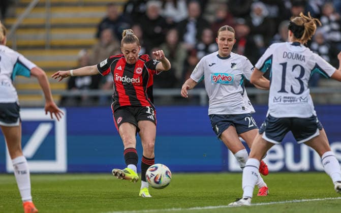 GER, Frankfurt, Eintracht Frankfurt vs TSG Hoffenheim, Google Pixel Bundesliga, Fussball, DFB, Spielzeit 2025 2026, Stadion am Brentanobad, 15. Spieltag im Bild v.l.: Nina Lührsen (Eintracht Frankfurt Frauen 11), Laura Gloning (TSG Hoffenheim Frauen 20), Torschuss DFB DFL REGULATIONS PROHIBIT ANY USE OF PHOTOGRAPHS AS IMAGE SEQUENCES AND OR QUASI-VIDEO, 18.03.2026 Copyright: HMBxMedia HendrikxHamelau