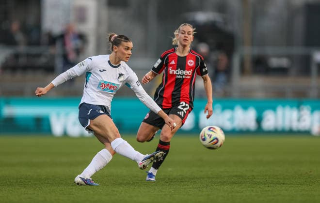 GER, Frankfurt, Eintracht Frankfurt vs TSG Hoffenheim, Google Pixel Bundesliga, Fussball, DFB, Spielzeit 2025 2026, Stadion am Brentanobad, 15. Spieltag im Bild v.l.: Selina Cerci (TSG Hoffenheim Frauen 29), Nadine Riesen (Eintracht Frankfurt Frauen 22) DFB DFL REGULATIONS PROHIBIT ANY USE OF PHOTOGRAPHS AS IMAGE SEQUENCES AND OR QUASI-VIDEO, 18.03.2026 Copyright: HMBxMedia HendrikxHamelau
