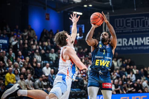 easycredit BBL Basketball Bundesliga 2025 2026 21. Spieltag Nachholspiel 18.03.2026 Science City Jena vs EWE Baskets Oldenburg v.re. beim Wurf Christopher Clemons (Oldenburg) gegen Kristofer Krause (Jena) Sparkassen Arena