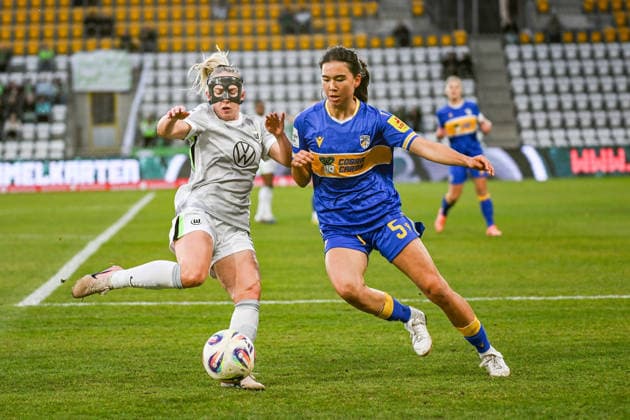Fußball I Frauen I Saison 2025-2026 I Bundesliga I 15. Spieltag I FC Carl Zeiss Jena - VfL Wolfsburg I 18.03.2026 Zweikampf Thea Bjelde (2, VfL Wolfsburg) gegen Suya Häring (5, FC Carl Zeiss Jena) Jena Ernst-Abbe-Sportfeld, ad hoc Arena Thüringen Deutschland Copyright: xLobeca InesxHähnelx
