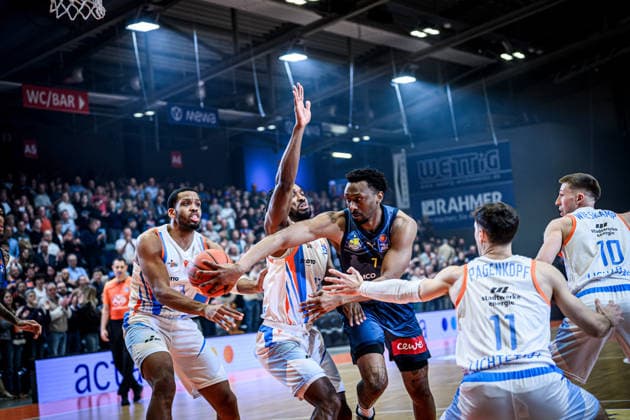 easycredit BBL Basketball Bundesliga 2025 2026 21. Spieltag Nachholspiel 18.03.2026 Science City Jena vs EWE Baskets Oldenburg Mitte: Dakarai Tucker (Oldenburg) spielt gegen 4 Gegenspieler einen Pass Sparkassen Arena