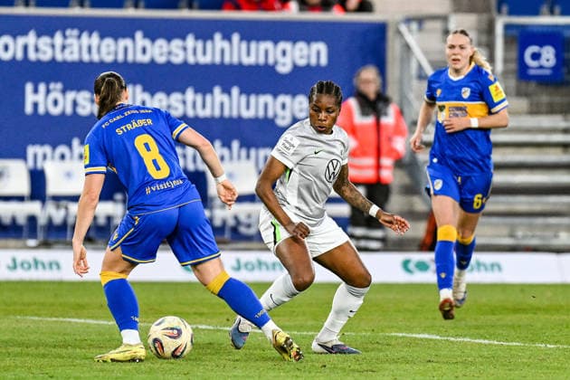 Fußball I Frauen I Saison 2025-2026 I Bundesliga I 15. Spieltag I FC Carl Zeiss Jena - VfL Wolfsburg I 18.03.2026 Zweikampf Felicia Sophie Sträßer (8, FC Carl Zeiss Jena) gegen Lineth Beerensteyn (9, VfL Wolfsburg) Jena Ernst-Abbe-Sportfeld, ad hoc Arena Thüringen Deutschland Copyright: xLobeca InesxHähnelx