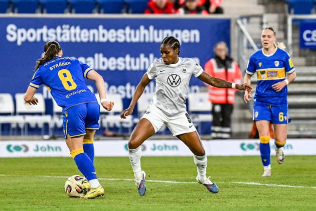 Fußball I Frauen I Saison 2025-2026 I Bundesliga I 15. Spieltag I FC Carl Zeiss Jena - VfL Wolfsburg I 18.03.2026 Zweikampf Felicia Sophie Sträßer (8, FC Carl Zeiss Jena) gegen Lineth Beerensteyn (9, VfL Wolfsburg) Jena Ernst-Abbe-Sportfeld, ad hoc Arena Thüringen Deutschland Copyright: xLobeca InesxHähnelx